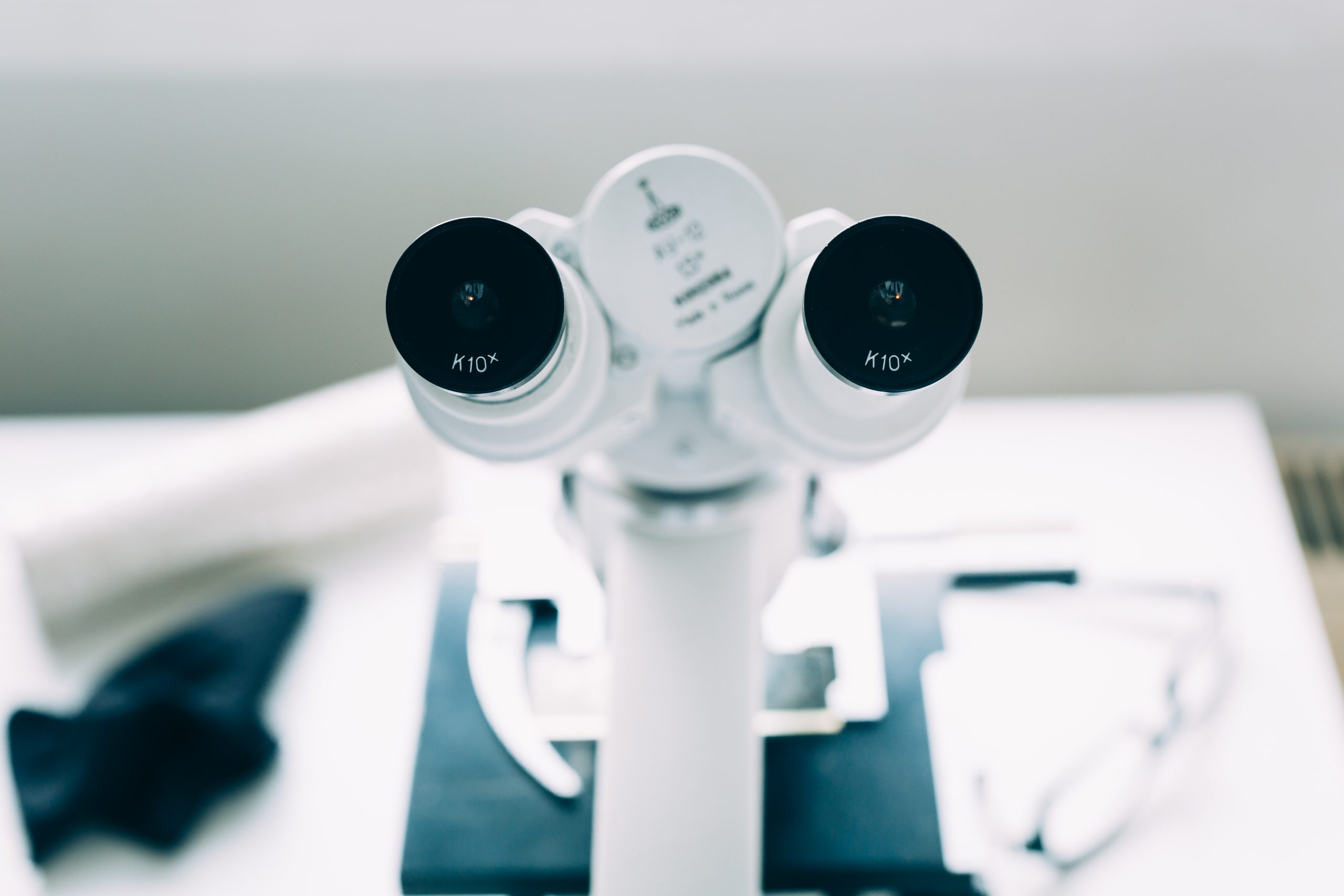 How does a phase contrast microscope work?